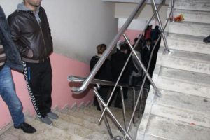 Merdiven korkulukları devrildi 10 &ouml;ğrenci...