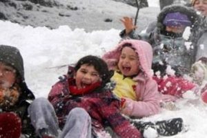 Kar sevinci 10 &ouml;ğrenciyi hastanelik etti