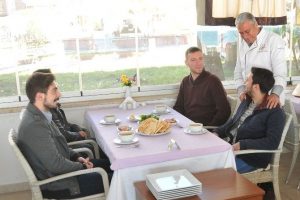 Baba ve oğuldan &uuml;cretsiz sıcak &ccedil;orba servisi