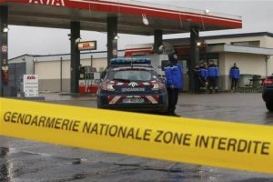 Paris'te saldırganlar k&ouml;şeye sıkıştı