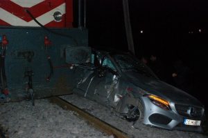 Tren, otomobili s&uuml;r&uuml;kledi: 1 yaralı