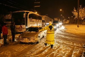 D&uuml;zce D-100 karayolunda trafik durdu