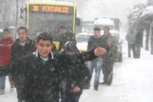 Bursalı &ouml;ğrencilerden "okul tatil olsun" kampanyası