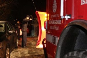 Yolda kalan otomobili itfaiye ekibi kurtardı