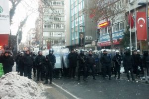Kartopu saldırısına polisten plastik mermili savunma