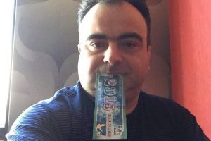 Bu fotoğraftan dolayı başı b&uuml;y&uuml;k dertte!