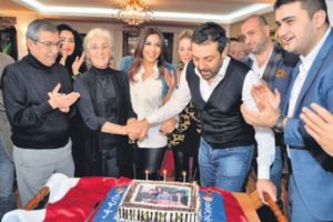 Aslı H&uuml;nel'den s&uuml;rpriz doğum g&uuml;n&uuml;...