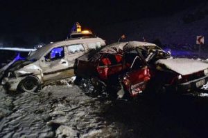Kar yağışı kaza getirdi! 1 &ouml;l&uuml;, 6 yaralı...