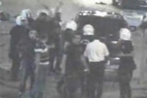 Polis &ouml;nce gen&ccedil; kadını, sonra otomobili coplamış!
