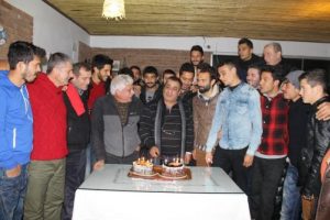 Selası verilen esnaf, &ccedil;ifte pasta ile doğum g&uuml;n&uuml; kutladı