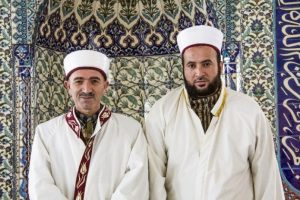 Suriyeli imama kucak a&ccedil;tılar