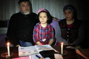 Elektriği kesilen aile mum ışığında yaşıyor