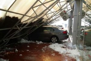 Karla kaplı sundurma 60 aracın &uuml;zerine &ccedil;&ouml;kt&uuml;