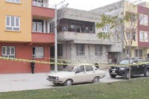 Yolda y&uuml;r&uuml;yen 2 kardeş tabancayla vuruldu