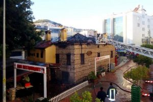 Restoran olarak kullanılan tarihi ev yandı