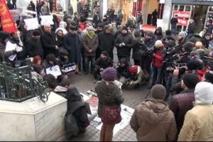 "Charlie Hebdo"ya saldırı Fransız Konsolosluğu &ouml;n&uuml;nde protesto edildi