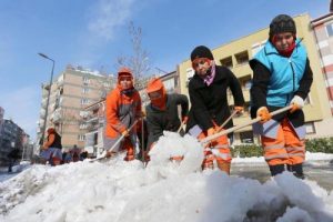 Mahsur kalan &ccedil;obanları belediye ekipleri kurtardı