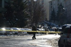 Otob&uuml;s durağında bomba paniği!