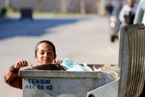 &Ccedil;&ouml;pe atılan meyve sebzeler Suriyeli &ccedil;ocukları sevindirdi