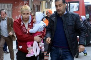 Eşini ve &ccedil;ocuklarını merdivenden atıp, evi ateşe verdi !