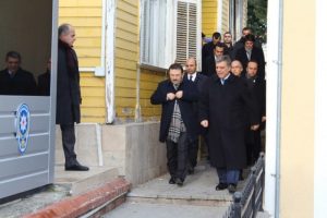 G&uuml;l o karakolu ziyaret etti