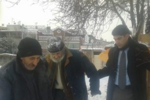 Yaşlı adama BBP'li Aydın el uzattı