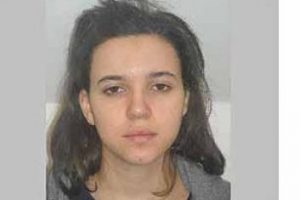 Kadın saldırgan polisin elinden ka&ccedil;tı