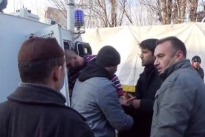 İmamdan g&ouml;sterici ve polise 'barıştırayım' daveti