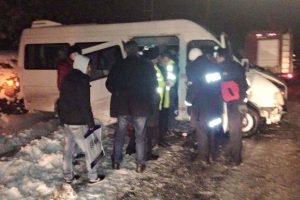 Buzda kayan minib&uuml;s istinat duvarına &ccedil;arptı