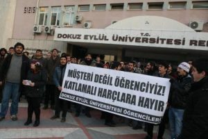 &Uuml;niversitelilerin katlamalı har&ccedil; protestosu