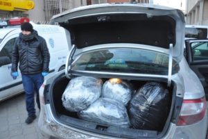 Plakası karla kapıtılan otomobilde 70 kilo esrar