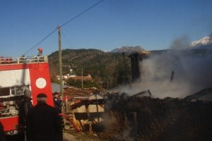 Antalya'da ev k&uuml;l oldu