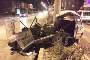 Direğe &ccedil;arpan otomobil par&ccedil;alandı: 1 yaralı