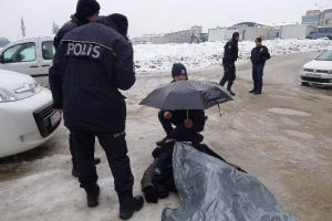 Bursa'da buzda kayıp ayağını kıran &ouml;ğrencinin imdadına polisler yetişti
