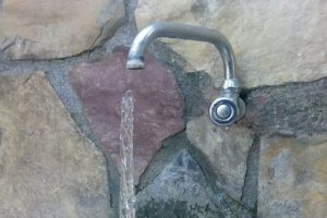 Musluktan damlayan sular bile  dondu