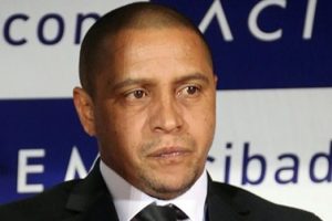 Carlos imzaya geliyor
