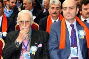 Usta sanat&ccedil;ı siyasete girdi !