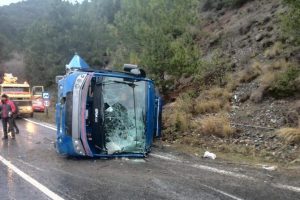 Mahkumları taşıyan ara&ccedil; devrildi: 11 yaralı