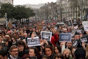 Y&uuml;z binler Charlie Hebdo i&ccedil;in sokakta