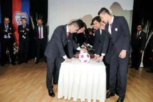 Futbol kul&uuml;b&uuml;nde ilgin&ccedil; yemin t&ouml;reni