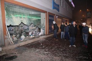 Bursa'da hızını alamayan otomobil dehşet sa&ccedil;tı!