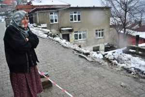 İstinat duvarı evin &ccedil;atısına &ccedil;&ouml;kt&uuml;
