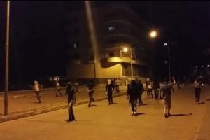 Polise bomba ve silahlarla saldırdılar!