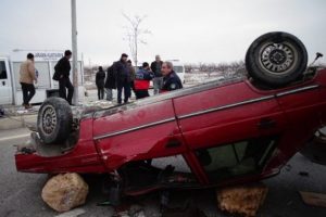 Hurdaya d&ouml;nen otomobilden sağ &ccedil;ıktı