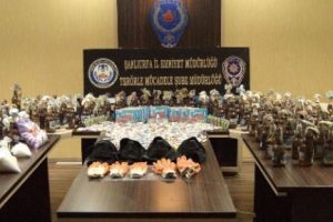 Ş&uuml;phe &uuml;zerine durdurulan ara&ccedil;tan cephanelik &ccedil;ıktı