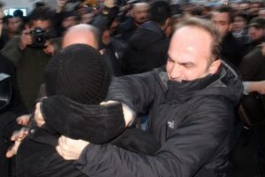Fransa'ya destek y&uuml;r&uuml;y&uuml;ş&uuml;nde olaylar &ccedil;ıktı