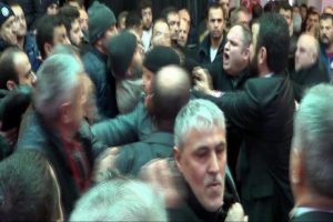 Kongrede yumruklar konuştu