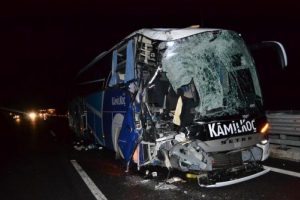 Yolcu otob&uuml;s&uuml;, kamyona &ccedil;arptı: 7 yaralı
