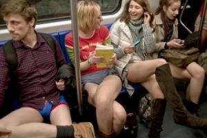 New York'ta metroya pantolonsuz bindiler...