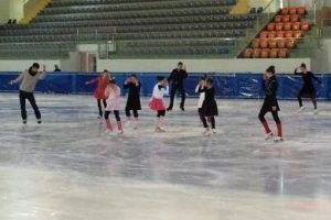 Altın patenlerden hayran bırakan g&ouml;steri